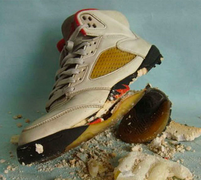 Hydrolysis, the crumbling of shoe soles explained